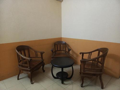 a room with two chairs and a table and two chairs at Hotel Bajet Gaya Warisan in Kota Bharu
