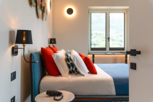 a bedroom with a bed and a window at Gargiulo Resort in Sant'Agnello