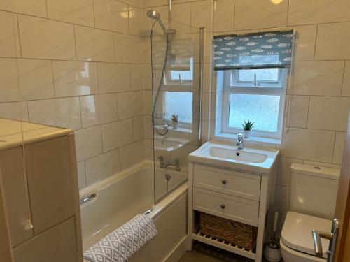 Ένα μπάνιο στο 4 Brookdale, pet friendly home in Saundersfoot