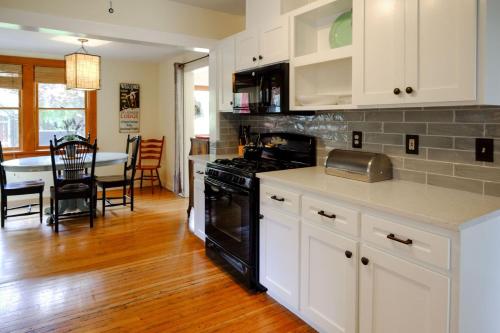 Køkken eller tekøkken på Bluebird Day - Lavender Cottage