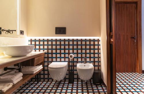 a bathroom with a toilet and a sink at Gargiulo Resort in Sant'Agnello