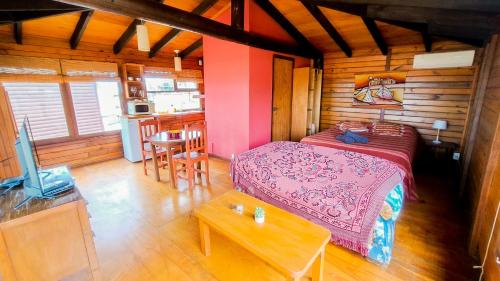 a bedroom with a bed in a wooden cabin at En calma in Punta Del Diablo