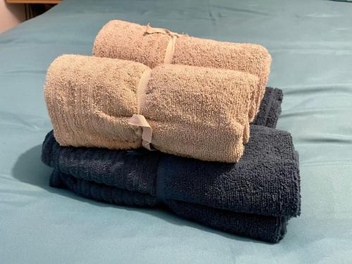 une pile de serviettes posée sur un lit dans l'établissement T4 plein coeur de Marseille avec vue Notre Dame, à Marseille