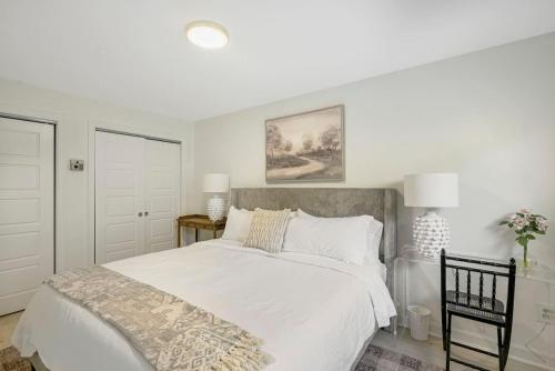Ένα ή περισσότερα κρεβάτια σε δωμάτιο στο Crystal City Charm 2BR Free Parking 104