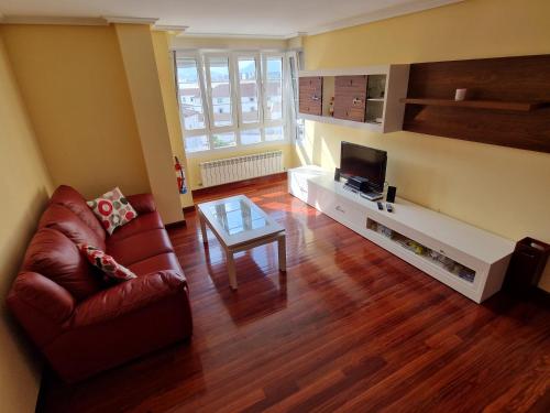 サントーニャにあるTu hogar, Santoña Home Vibesのソファとテレビのあるリビングルーム