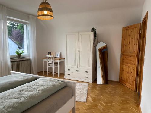 Un pat sau paturi într-o cameră la Großzügiger Komfort direkt am Waldrand
