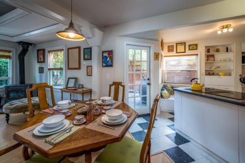 una cucina e un soggiorno con tavolo e sedie di Bluebird Day - Kingfisher Bungalow a Bend
