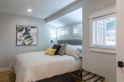 ベンドにあるBluebird Day - Deschutes Bungalowのベッドと窓のある寝室