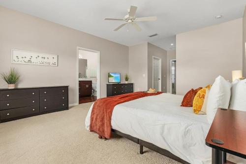 a bedroom with a bed and a ceiling fan at Modern Townhouse close to beaches in Fort Myers