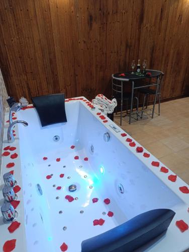 a jacuzzi tub in a room with a table at Diora Suite in Pompei