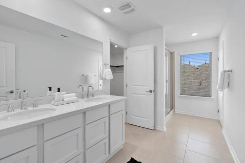 Phòng tắm tại Lux Cozy Home l SE Austin near F1-COTA-ABIA-Tesla