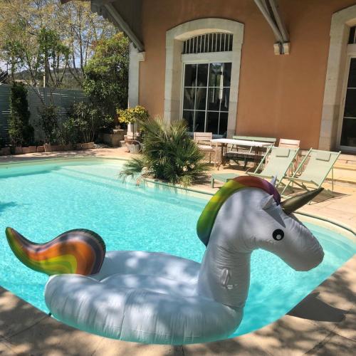 - une piscine avec un éléphant gonflable dans l'eau dans l'établissement la vieille gare, à Pomas