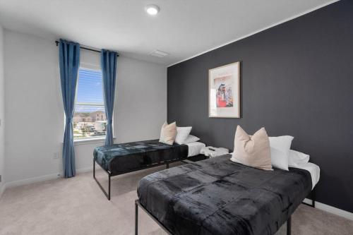 Giường trong phòng chung tại Lux Cozy Home l SE Austin near F1-COTA-ABIA-Tesla