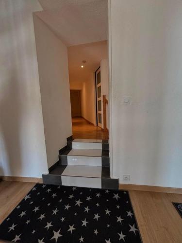 un couloir vide avec un tapis américain au sol dans l'établissement Chic et relax, à Montmarault