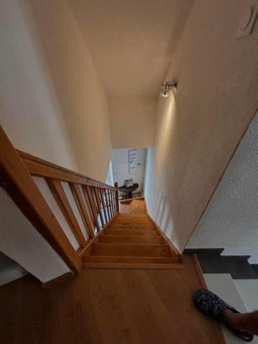 une personne descend un escalier dans une maison dans l'établissement Chic et relax, à Montmarault