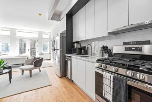 Luxe Studio w Juliet Balcony in Upper East Image
