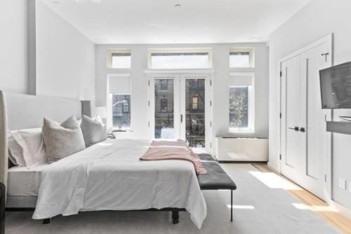 Luxe Studio w Juliet Balcony in Upper East Image