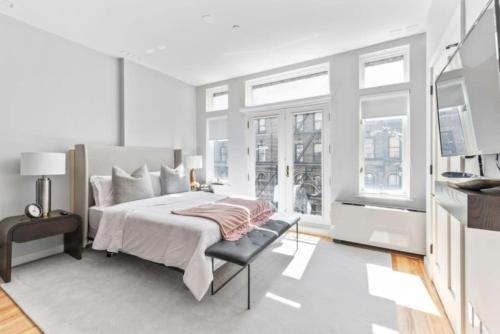Luxe Studio w Juliet Balcony in Upper East Image