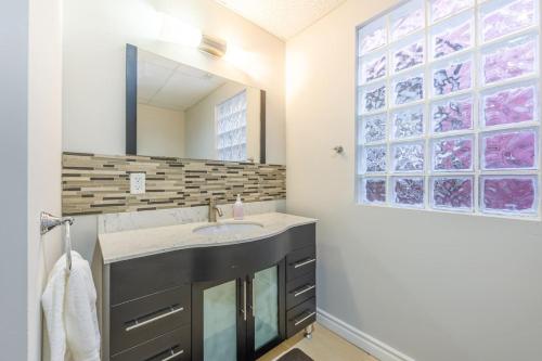 a bathroom with a sink and a mirror at Bright 1BR Apt with Niagara Falls and Scenic Stay in Niagara Falls