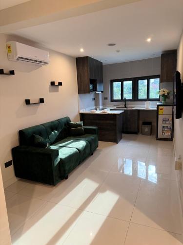 Galería fotográfica de Modern 1 Bedroom Ground Floor Apartment with Serene Mountain Views, close to Aburi Walking Trail en Oyarifa