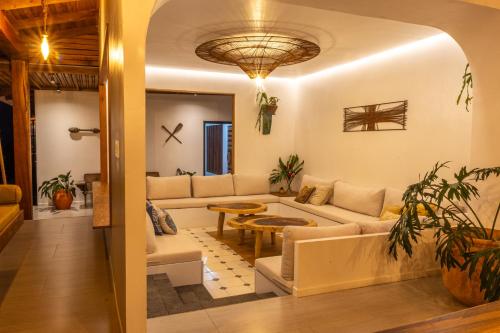 Χώρος καθιστικού στο Blue Hill State Breathtaking 360 Ocean view