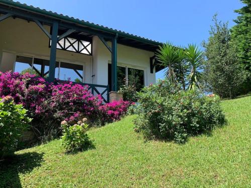 Zahrada ubytování Villa Ongizatea maison d'Architecte à 10 minutes de St Jean de Luz