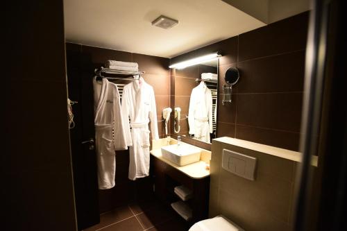 A bathroom at La Rocca Boutique Hotel