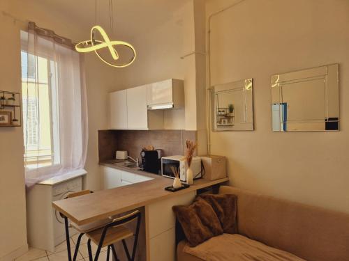- une cuisine avec un comptoir et une table dans une pièce dans l'établissement cosy t-3 proche velodrome,plages idéalement situé, à Marseille