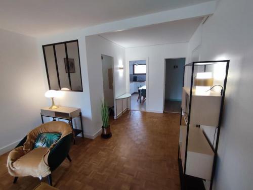 un salon avec un canapé et une chaise dans l'établissement Appartement neuf, vue sur parc, 5 minutes à pied du centre historique et piéton, à Pau