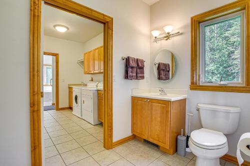 Η κουζίνα ή μικρή κουζίνα στο Beach Access on Lake Michigan Sturgeon Bay Home