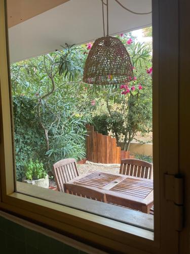 - une vue sur une table et des chaises depuis la fenêtre dans l'établissement Madame Rêve, au Cannet