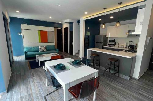 a room with a kitchen and a living room at Loft MIXCOAC cerca de Todo - Trabajo o descanso - Alberca y Gym in Mexico City