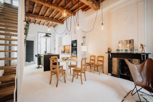 a kitchen and dining room with a table and chairs at Appart'24 Cosy au centre de Huy in Huy