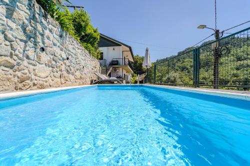 a swimming pool in a villa with blue water at Casa das Caldas in Caldelas