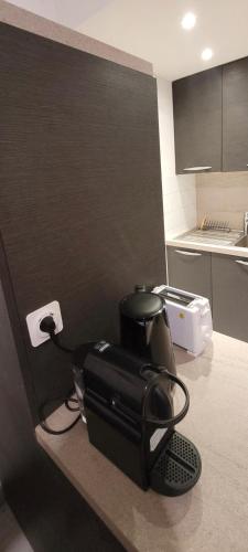 une cafetière sur un comptoir dans une cuisine dans l'établissement Magnifique T1bis dans CALVI centre avec Parking, à Calvi