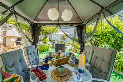 a table in a tent with food and drinks at Casa das Caldas in Caldelas