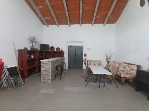 un salon avec une table et des chaises dans l'établissement Cortijo El Pajaroto, à Matanegra