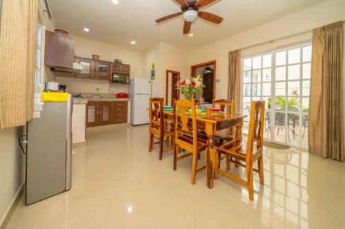 a kitchen and dining room with a table and chairs at Villas Keh in Isla Mujeres