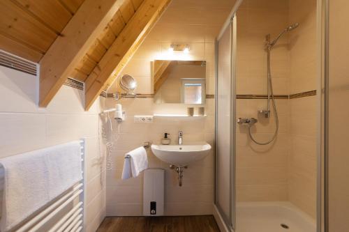 Ένα μπάνιο στο Ferienhaus Mellumplate 62