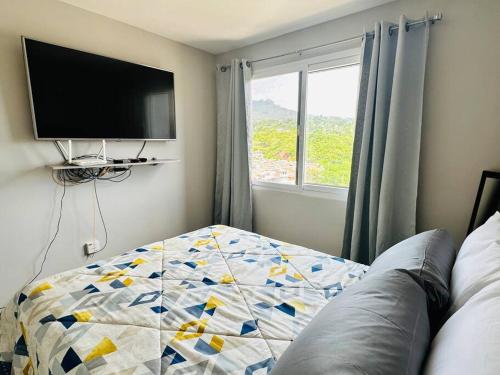 a bedroom with a bed and a flat screen tv at Acogedor Apartamento Royal Blue in La Pancha