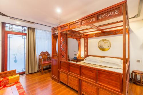 Postel nebo postele na pokoji v ubytování Qinfu Hotel Beijing Nanluogu Lane Houhai
