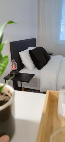 Postel nebo postele na pokoji v ubytování Room The Northern Oasis