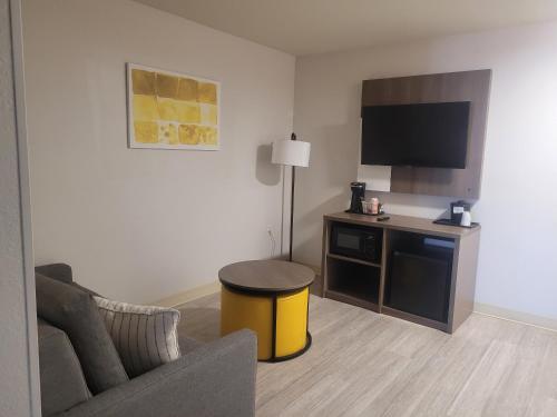 TV a/nebo společenská místnost v ubytování Comfort Inn & Suites Dothan Northside Plaza