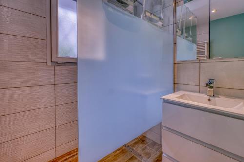 a bathroom with a sink and a mirror at Location avec piscine & parking privé à Bandol in Bandol