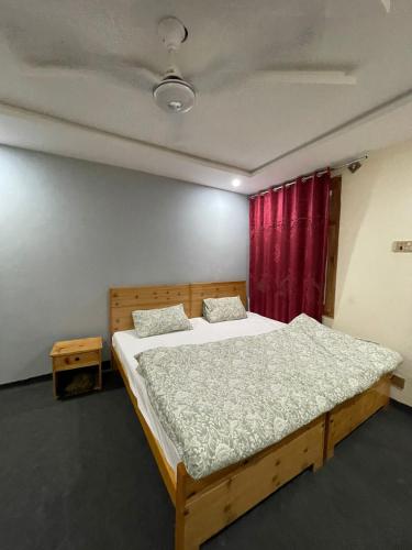 Ένα ή περισσότερα κρεβάτια σε δωμάτιο στο Northland Guest House Skardu