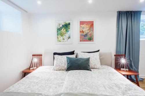 Voodi või voodid majutusasutuse Spacious apartment near the Airport and Bus station toas