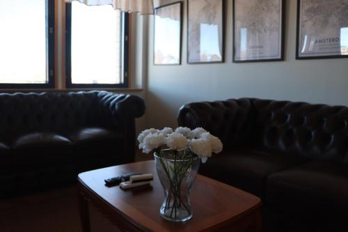 a vase of flowers on a table in a living room at E4 Recidence Tornio in Tornio