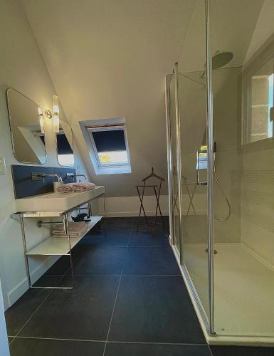 une salle de bain avec douche et lavabo dans l'établissement Villa Mamina, face à la mer, île Grande, à Pleumeur-Bodou