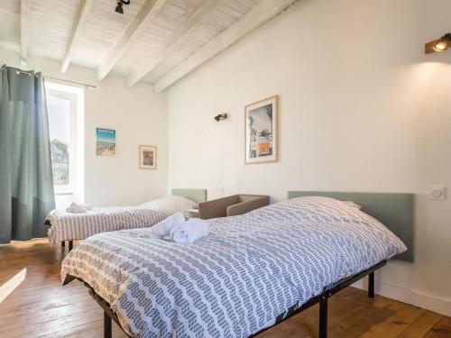 une chambre avec un lit avec une couette bleue dans l'établissement Maison de Ville à La Montagne avec Wifi, Animaux admis, Proche Nantes - FR-1-306-1286, à La Montagne