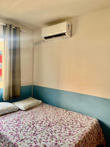 a small bedroom with a bed with at Apê da Gabi in Balneário Camboriú